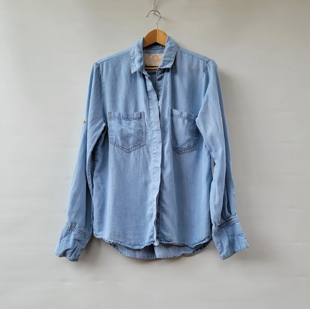 Bella Dahl Chambray Blouse Size Medium Blue Split Back Roll Tab Sleeves Coastal - Picture 16 of 16